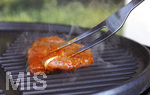 19.06.2020, Grillen auf dem Balkon im Sommer, Rohes Grillfleisch von der Pute, fertig mariniert kommt auf den Elektrogrill.