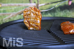 19.06.2020, Grillen auf dem Balkon im Sommer, Rohes Grillfleisch von der Pute, fertig mariniert kommt auf den Elektrogrill.