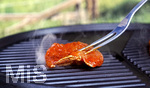 19.06.2020, Grillen auf dem Balkon im Sommer, Rohes Grillfleisch von der Pute, fertig mariniert kommt auf den Elektrogrill.