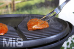 19.06.2020, Grillen auf dem Balkon im Sommer, Rohes Grillfleisch von der Pute, fertig mariniert kommt auf den Elektrogrill.