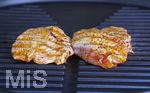 19.06.2020, Grillen auf dem Balkon im Sommer, Grillfleisch von der Pute, fertig mariniert und gegart auf dem Elektrogrill.