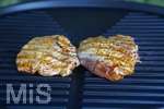 19.06.2020, Grillen auf dem Balkon im Sommer, Grillfleisch von der Pute, fertig mariniert und gegart auf dem Elektrogrill.