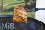 19.06.2020, Grillen auf dem Balkon im Sommer, Rohes Grillfleisch von der Pute, fertig mariniert kommt auf den Elektrogrill.