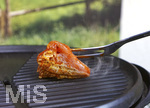 19.06.2020, Grillen auf dem Balkon im Sommer, Rohes Grillfleisch von der Pute, fertig mariniert kommt auf den Elektrogrill.