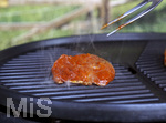 19.06.2020, Grillen auf dem Balkon im Sommer, Rohes Grillfleisch von der Pute, fertig mariniert kommt auf den Elektrogrill.