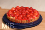 20.06.2020, Erdbeerkuchen auf einer Tortenplatte.