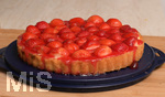 20.06.2020, Erdbeerkuchen auf einer Tortenplatte.