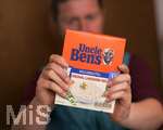20.06.2020, Uncle Bens Reis, Frau hat eine Packung mit Kochbeutel in der Hand, Langkornreis.