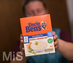 20.06.2020, Uncle Bens Reis, Frau hat eine Packung mit Kochbeutel in der Hand, Langkornreis.