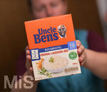 20.06.2020, Uncle Bens Reis, Frau hat eine Packung mit Kochbeutel in der Hand, Langkornreis.