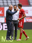 20.06.2020, Fussball 1. Bundesliga 2019/2020, 33. Spieltag, FC Bayern Muenchen - SC Freiburg, in der Allianz-Arena Muenchen, v.li: Trainer Christian Streich (Freiburg) mit Sportdirektor Hasan Salihamidzic (Bayern Mnchen) und Thomas Mller (FC Bayern Mnchen).

Foto: Markus Ulmer/Pool/via MIS

Nur fr journalistische Zwecke! Only for editorial use! 

Gem den Vorgaben der DFL Deutsche Fuball Liga ist es untersagt, in dem Stadion und/oder vom Spiel angefertigte Fotoaufnahmen in Form von Sequenzbildern und/oder videohnlichen Fotostrecken zu verwerten bzw. verwerten zu lassen. DFL regulations prohibit any use of photographs as image sequences and/or quasi-video.    

National and international NewsAgencies OUT. 


