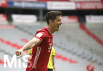 20.06.2020, Fussball 1. Bundesliga 2019/2020, 33. Spieltag, FC Bayern Muenchen - SC Freiburg, in der Allianz-Arena Muenchen, Torjubel Robert Lewandowski (FC Bayern Mnchen).

Foto: Rauchensteiner/Pool/via MIS

Nur fr journalistische Zwecke! Only for editorial use! 

Gem den Vorgaben der DFL Deutsche Fuball Liga ist es untersagt, in dem Stadion und/oder vom Spiel angefertigte Fotoaufnahmen in Form von Sequenzbildern und/oder videohnlichen Fotostrecken zu verwerten bzw. verwerten zu lassen. DFL regulations prohibit any use of photographs as image sequences and/or quasi-video.    

National and international NewsAgencies OUT. 


