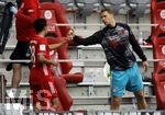 20.06.2020, Fussball 1. Bundesliga 2019/2020, 33. Spieltag, FC Bayern Muenchen - SC Freiburg, in der Allianz-Arena Muenchen, v.li: Singh Sapreet (FC Bayern Mnchen) mit Torwart Manuel Neuer (FC Bayern Mnchen) 

Foto: Rauchensteiner/Pool/via MIS

Nur fr journalistische Zwecke! Only for editorial use! 

Gem den Vorgaben der DFL Deutsche Fuball Liga ist es untersagt, in dem Stadion und/oder vom Spiel angefertigte Fotoaufnahmen in Form von Sequenzbildern und/oder videohnlichen Fotostrecken zu verwerten bzw. verwerten zu lassen. DFL regulations prohibit any use of photographs as image sequences and/or quasi-video.    

National and international NewsAgencies OUT. 


