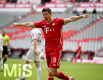 20.06.2020, Fussball 1. Bundesliga 2019/2020, 33. Spieltag, FC Bayern Muenchen - SC Freiburg, in der Allianz-Arena Muenchen, Torjubel Robert Lewandowski (FC Bayern Mnchen).

Foto: Sampics/Matzke/Pool/via MIS

Nur fr journalistische Zwecke! Only for editorial use! 

Gem den Vorgaben der DFL Deutsche Fuball Liga ist es untersagt, in dem Stadion und/oder vom Spiel angefertigte Fotoaufnahmen in Form von Sequenzbildern und/oder videohnlichen Fotostrecken zu verwerten bzw. verwerten zu lassen. DFL regulations prohibit any use of photographs as image sequences and/or quasi-video.    

National and international NewsAgencies OUT. 


