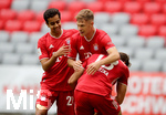 20.06.2020, Fussball 1. Bundesliga 2019/2020, 33. Spieltag, FC Bayern Muenchen - SC Freiburg, in der Allianz-Arena Muenchen, Joshua Kimmich (FC Bayern Mnchen) Torjubel mit Leon Goretzka (FC Bayern Mnchen) und Singh Sapreet (FC Bayern Mnchen) 

Foto: Sampics/Matzke/Pool/via MIS

Nur fr journalistische Zwecke! Only for editorial use! 

Gem den Vorgaben der DFL Deutsche Fuball Liga ist es untersagt, in dem Stadion und/oder vom Spiel angefertigte Fotoaufnahmen in Form von Sequenzbildern und/oder videohnlichen Fotostrecken zu verwerten bzw. verwerten zu lassen. DFL regulations prohibit any use of photographs as image sequences and/or quasi-video.    

National and international NewsAgencies OUT. 


