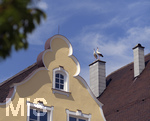 26.05.2020,  Strche in Mindelheim in Bayern, ein Storchenpaar sitzt auf einem Kamin in der Altstadt von Mindelheim.