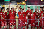 04.07.2020, xkvx, Fussball DFB Pokal Finale, Bayer 04 Leverkusen - FC Bayern Muenchen,  Jubel bei der Siegerehrung Bayern nach ihrem Pokalsieg. Joshua Kimmich (FC Bayern Mnchen) mit dem pokal.

Foto: Kevin Voigt/Jan Huebner/Pool/via MIS

(DFL/DFB REGULATIONS PROHIBIT ANY USE OF PHOTOGRAPHS as IMAGE SEQUENCES and/or QUASI-VIDEO - Editorial Use ONLY, National and International News Agencies OUT)