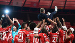 04.07.2020, xkvx, Fussball DFB Pokal Finale, Bayer 04 Leverkusen - FC Bayern Muenchen,  Jubel nach der Siegerehrung der Bayern nach ihrem Pokalsieg.  Trainer Hans-Dieter Flick (FC Bayern Mnchen) wird von den Spielern in die Luft geworfen.

Foto: Kevin Voigt/Jan Huebner/Pool/via MIS

(DFL/DFB REGULATIONS PROHIBIT ANY USE OF PHOTOGRAPHS as IMAGE SEQUENCES and/or QUASI-VIDEO - Editorial Use ONLY, National and International News Agencies OUT)