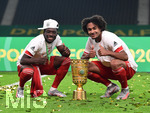 04.07.2020, xkvx, Fussball DFB Pokal Finale, Bayer 04 Leverkusen - FC Bayern Muenchen, Alphonso Davies (li, FC Bayern Muenchen), Joshua Zirkzee (FC Bayern Muenchen)
mit dem DFB POKAL

Foto: Kevin Voigt/Jan Huebner/Pool/via MIS

(DFL/DFB REGULATIONS PROHIBIT ANY USE OF PHOTOGRAPHS as IMAGE SEQUENCES and/or QUASI-VIDEO - Editorial Use ONLY, National and International News Agencies OUT)