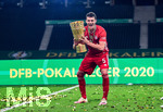 04.07.2020, xkvx, Fussball DFB Pokal Finale, Bayer 04 Leverkusen - FC Bayern Muenchen,  Jubel nach der Siegerehrung der Bayern nach ihrem Pokalsieg.  Benjamin Pavard (Bayern Mnchen) mit dem Pokal.

Foto: Kevin Voigt/Jan Huebner/Pool/via MIS

(DFL/DFB REGULATIONS PROHIBIT ANY USE OF PHOTOGRAPHS as IMAGE SEQUENCES and/or QUASI-VIDEO - Editorial Use ONLY, National and International News Agencies OUT)