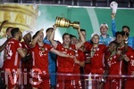 Berlin Deutschland, 04. Juli 2020,  
, BAYER04 LEVERKUSEN - FC BAYERN MUENCHEN  , Finale in Berlin,  Siegerehrung des Pokalsiegers FC Bayern: Leon Goretzka (FC Bayern Mnchen) mit dem Pokal.


Foto: Hans Rauchensteiner / Pool / via MIS

Important: DFL REGULATIONS PROHIBIT ANY USE OF PHOTOGRAPHS as IMAGE SEQUENCES and/or QUASI-VIDEO - 
National and international News-Agencies OUT
Editorial Use ONLY