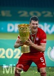 Berlin Deutschland, 04. Juli 2020,  
, BAYER04 LEVERKUSEN - FC BAYERN MUENCHEN  , Finale in Berlin,  Siegerehrung des Pokalsiegers FC Bayern: Benjamin Pavard (Bayern Mnchen) mit dem Pokal.


Foto: Hans Rauchensteiner / Pool / via MIS

Important: DFL REGULATIONS PROHIBIT ANY USE OF PHOTOGRAPHS as IMAGE SEQUENCES and/or QUASI-VIDEO - 
National and international News-Agencies OUT
Editorial Use ONLY