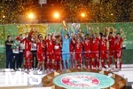 Berlin Deutschland, 04. Juli 2020,  
, BAYER04 LEVERKUSEN - FC BAYERN MUENCHEN  , Finale in Berlin,  Siegerehrung des Pokalsiegers FC Bayern: Thomas Mller (FC Bayern Mnchen), Torwart Manuel Neuer (FC Bayern Mnchen), Thiago (FC Bayern Mnchen) mit dem Pokal. 


Foto: Hans Rauchensteiner / Pool / via MIS

Important: DFL REGULATIONS PROHIBIT ANY USE OF PHOTOGRAPHS as IMAGE SEQUENCES and/or QUASI-VIDEO - 
National and international News-Agencies OUT
Editorial Use ONLY