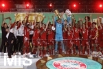 Berlin Deutschland, 04. Juli 2020,  
, BAYER04 LEVERKUSEN - FC BAYERN MUENCHEN  , Finale in Berlin,  Siegerehrung des Pokalsiegers FC Bayern: Thomas Mller (FC Bayern Mnchen), Torwart Manuel Neuer (FC Bayern Mnchen), Thiago (FC Bayern Mnchen) mit dem Pokal.  


Foto: Hans Rauchensteiner / Pool / via MIS

Important: DFL REGULATIONS PROHIBIT ANY USE OF PHOTOGRAPHS as IMAGE SEQUENCES and/or QUASI-VIDEO - 
National and international News-Agencies OUT
Editorial Use ONLY