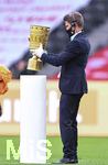 Der Pokal wird auf den Sockel gestellt.

Sport: Fussball: DFB-Pokal: Saison 19/20: Finale: Bayern Muenchen - Bayer Leverkusen, 04.07.2020

Foto: Marvin Ibo Gngr/GES/POOL/Via MIS