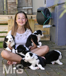 11.07.2020,  Acht kleine Hunde-Welpen in einer Familie in Markt Wald im Unterallgu. Die Mama der kleinen Hunde ist ein Mix aus Australien Shepard und Berner Sennhund, der Papa der Welpen ist ein Boarder Collie.