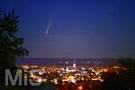 13.07.2020,  Unterallgu (Bayern), Der Komet Neowise zieht derzeit seine Bahnen auch am Unterallguer Nachthimmel. Hier eine Aufnahme ber Mindelheim, in nrdlicher Richtung, mittels Langzeitbelichtung.  Korrekte Bezeichnung: Komet C/2020 F3, unten ist die beleuchtete Stadt Mindelheim mit der Stadtpfarrkirche in der Mitte zu sehen.