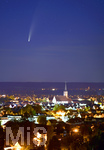 13.07.2020,  Unterallgu (Bayern), Der Komet Neowise zieht derzeit seine Bahnen auch am Unterallguer Nachthimmel. Hier eine Aufnahme ber Mindelheim, in nrdlicher Richtung, mittels Langzeitbelichtung.  Korrekte Bezeichnung: Komet C/2020 F3, unten ist die beleuchtete Stadt Mindelheim mit der Stadtpfarrkirche in der Mitte zu sehen.