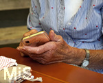 25.07.2020, ltere Frau mit Handy im Berggasthof Giebelhaus in Hinterstein im Allgu.  