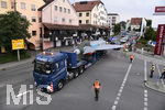21.07.2020, Eurofighter-Transport durch Kaufbeuren, Ziel ist Manching bei Ingolstadt. Der Eurofighter diente elf Jahre lang dem Ausbildungszentrum der Luftwaffe in Kaufbeuren als Schulungsobjekt und wird nun vom Hersteller Airbus wieder flugtauglich gemacht. ber die B12 von Kaufbeuren geht es in Richtung Kempten und dort ber die A7, A8 und A9 nach Manching zur Aufbereitung.