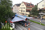 21.07.2020, Eurofighter-Transport durch Kaufbeuren, Ziel ist Manching bei Ingolstadt. Der Eurofighter diente elf Jahre lang dem Ausbildungszentrum der Luftwaffe in Kaufbeuren als Schulungsobjekt und wird nun vom Hersteller Airbus wieder flugtauglich gemacht. ber die B12 von Kaufbeuren geht es in Richtung Kempten und dort ber die A7, A8 und A9 nach Manching zur Aufbereitung.