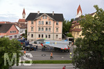 21.07.2020, Eurofighter-Transport durch Kaufbeuren, Ziel ist Manching bei Ingolstadt. Der Eurofighter diente elf Jahre lang dem Ausbildungszentrum der Luftwaffe in Kaufbeuren als Schulungsobjekt und wird nun vom Hersteller Airbus wieder flugtauglich gemacht. ber die B12 von Kaufbeuren geht es in Richtung Kempten und dort ber die A7, A8 und A9 nach Manching zur Aufbereitung.