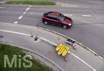 21.07.2020, Eurofighter-Transport durch Kaufbeuren, Ziel ist Manching bei Ingolstadt. Ein Ampelpfosten mit Strassenschilder wurde dafr abmontiert und liegt quer auf dem Fussweg.
