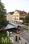 21.07.2020, Eurofighter-Transport durch Kaufbeuren, Ziel ist Manching bei Ingolstadt. Der Eurofighter diente elf Jahre lang dem Ausbildungszentrum der Luftwaffe in Kaufbeuren als Schulungsobjekt und wird nun vom Hersteller Airbus wieder flugtauglich gemacht. ber die B12 von Kaufbeuren geht es in Richtung Kempten und dort ber die A7, A8 und A9 nach Manching zur Aufbereitung.