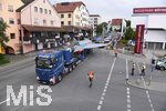 21.07.2020, Eurofighter-Transport durch Kaufbeuren, Ziel ist Manching bei Ingolstadt. Der Eurofighter diente elf Jahre lang dem Ausbildungszentrum der Luftwaffe in Kaufbeuren als Schulungsobjekt und wird nun vom Hersteller Airbus wieder flugtauglich gemacht. ber die B12 von Kaufbeuren geht es in Richtung Kempten und dort ber die A7, A8 und A9 nach Manching zur Aufbereitung.