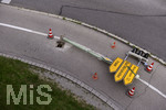 21.07.2020, Eurofighter-Transport durch Kaufbeuren, Ziel ist Manching bei Ingolstadt. Ein Ampelpfosten mit Strassenschilder wurde dafr abmontiert und liegt quer auf dem Fussweg.