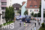 21.07.2020, Eurofighter-Transport durch Kaufbeuren, Ziel ist Manching bei Ingolstadt. Der Eurofighter diente elf Jahre lang dem Ausbildungszentrum der Luftwaffe in Kaufbeuren als Schulungsobjekt und wird nun vom Hersteller Airbus wieder flugtauglich gemacht. ber die B12 von Kaufbeuren geht es in Richtung Kempten und dort ber die A7, A8 und A9 nach Manching zur Aufbereitung.