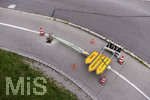 21.07.2020, Eurofighter-Transport durch Kaufbeuren, Ziel ist Manching bei Ingolstadt. Ein Ampelpfosten mit Strassenschilder wurde dafr abmontiert und liegt quer auf dem Fussweg.
