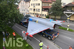 21.07.2020, Eurofighter-Transport durch Kaufbeuren, Ziel ist Manching bei Ingolstadt. Der Eurofighter diente elf Jahre lang dem Ausbildungszentrum der Luftwaffe in Kaufbeuren als Schulungsobjekt und wird nun vom Hersteller Airbus wieder flugtauglich gemacht. ber die B12 von Kaufbeuren geht es in Richtung Kempten und dort ber die A7, A8 und A9 nach Manching zur Aufbereitung.