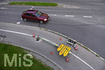 21.07.2020, Eurofighter-Transport durch Kaufbeuren, Ziel ist Manching bei Ingolstadt. Ein Ampelpfosten mit Strassenschilder wurde dafr abmontiert und liegt quer auf dem Fussweg.