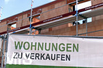 20.07.2020,  Baustelle fr eine Wohnanlage in einem Wohngebiet in Mindelheim, Die WBG bietet die Wohnungen schon zum Kauf an.