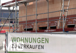 20.07.2020,  Baustelle fr eine Wohnanlage in einem Wohngebiet in Mindelheim, Die WBG bietet die Wohnungen schon zum Kauf an.