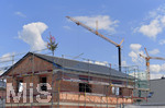 20.07.2020,  Baustelle fr eine Wohnanlage in einem Wohngebiet in Mindelheim, der Baum vom Richtfest steht schon auf dem Hausdach.