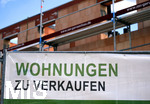 20.07.2020,  Baustelle fr eine Wohnanlage in einem Wohngebiet in Mindelheim, Die WBG bietet die Wohnungen schon zum Kauf an.