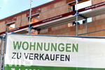 20.07.2020,  Baustelle fr eine Wohnanlage in einem Wohngebiet in Mindelheim, Die WBG bietet die Wohnungen schon zum Kauf an.