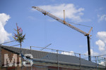 20.07.2020,  Baustelle fr eine Wohnanlage in einem Wohngebiet in Mindelheim, der Baum vom Richtfest steht schon auf dem Hausdach.